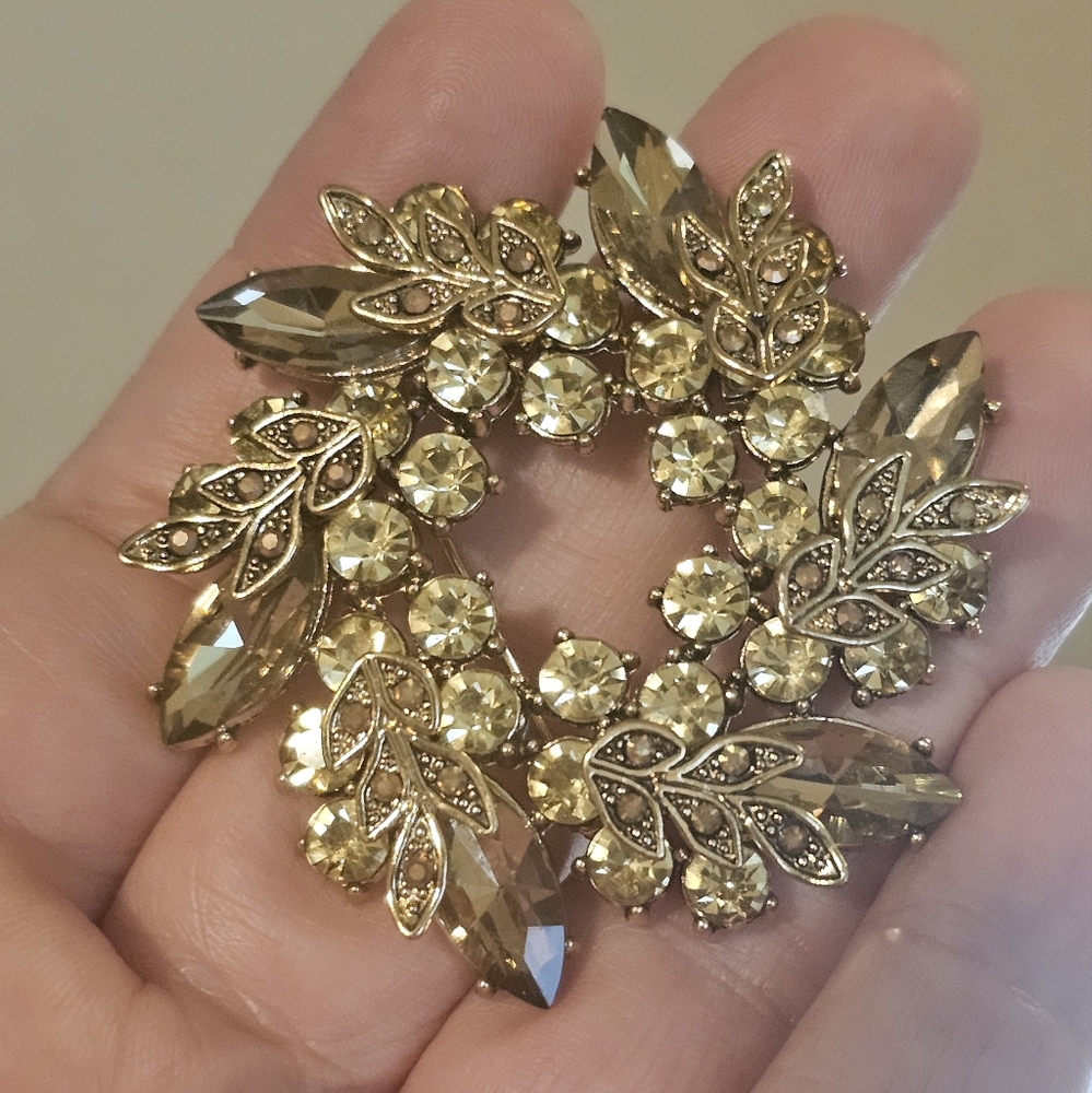 Dana Buchman Vintage Gold Tone Champagne Rhinestone Brooch Pin Round